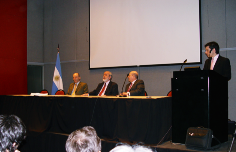 Conferencia institucional con bandera argentina